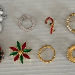 Christmas & Holiday Brooches Lot Of 6 Pre-owned Gold Tones & Silver Tones